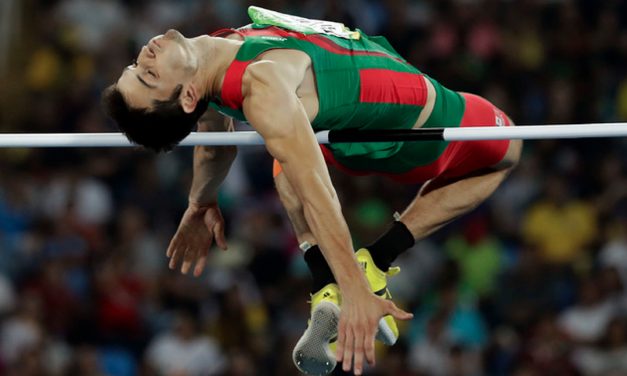 Edgar Rivera avanza al final de salto en el Mundial de Londres