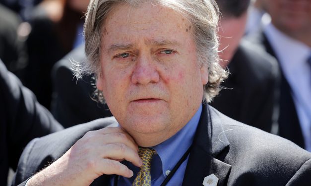 Renuncia a su cargo Steve Bannon, polémico consejero de Trump.