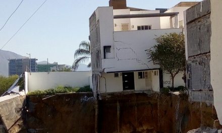 Momento exacto del derrumbe de una de las 4 residencias en Fracc.Antigua en  Monterrey