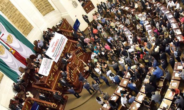 Zafarrancho en la tribuna de la asamblea legislativa de CDMX