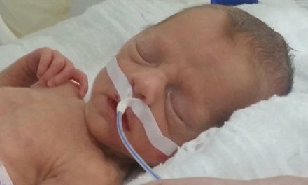 Hospital en Turquía no entrega a bebé hasta que seguro de padres solvente adeudo