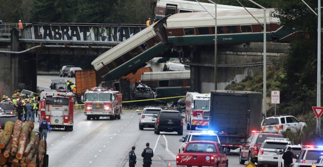 SE DESCARRILA TREN DE ALTA VELOCIDAD EN EL ESTADO DE WASHINGTON