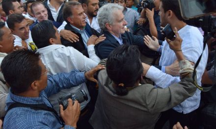 A “pedradas” despiden de evento a Gobernador de Veracruz Miguel Angél Yunes y a precandidato Panista Ricardo Anaya.
