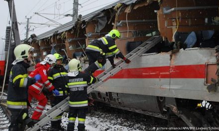 Choque de trenes en Austria deja un muerto y 20 heridos.