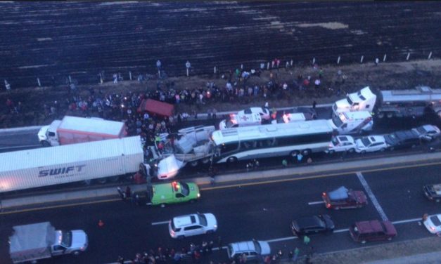 Accidente carretero deja un muerto y 15 lesionados en EDOMEX.