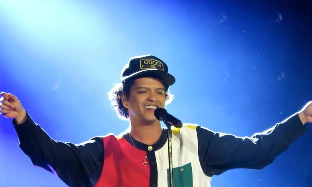 Bruno Mars presenta su 24K Magic World Tour ante 35 mil fans en Monterrey.