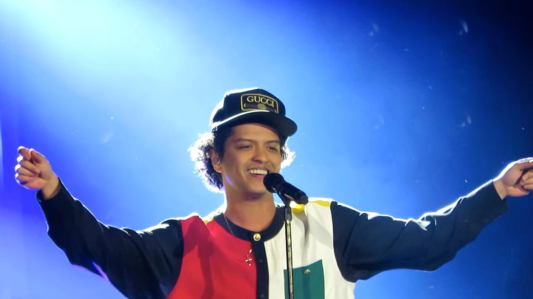 Bruno Mars presenta su 24K Magic World Tour ante 35 mil fans en Monterrey.