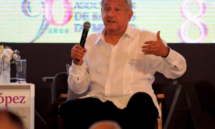 López Obrador se registra como candidato.