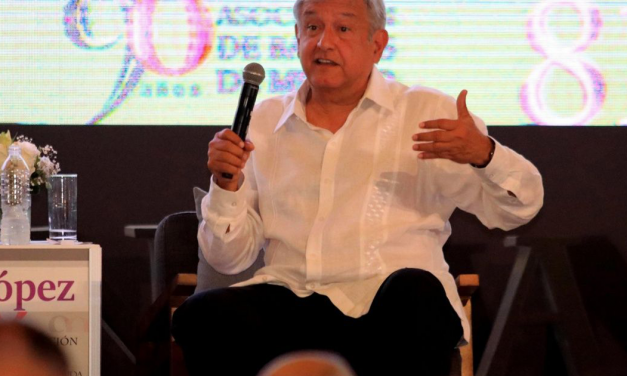 López Obrador se registra como candidato.