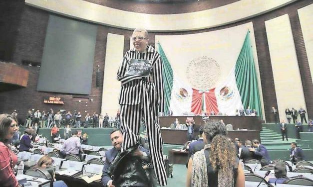 Diputados Federales del PRI arremeten contra Ricardo Anaya en sesión del congreso.