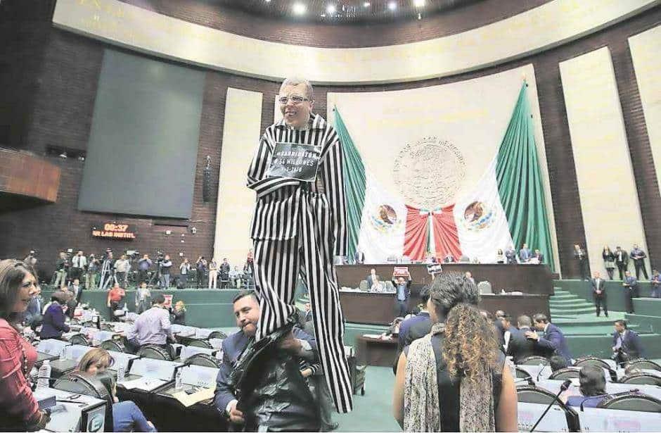 Diputados Federales del PRI arremeten contra Ricardo Anaya en sesión del congreso.