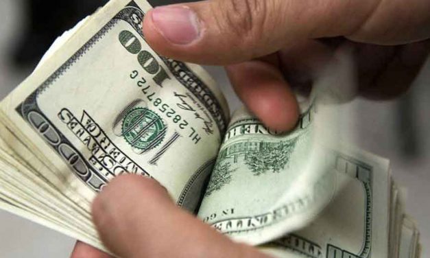 Dólar baja a 18.55 pesos