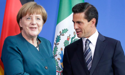 Peña intercambia playeras con Merkel