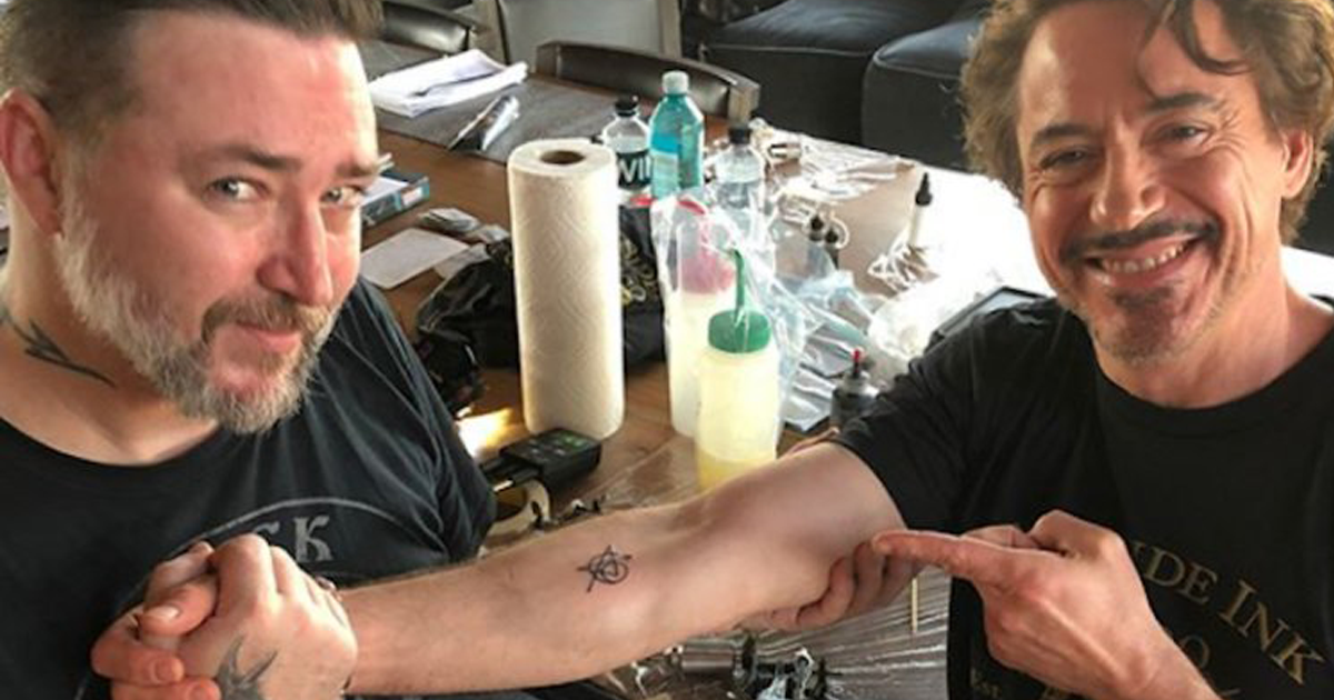 Cast de Avengers se hacen un tatuaje juntos