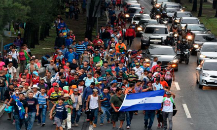 Migrantes hondureños de la caravana comenzaron a cruzar la frontera sur de México