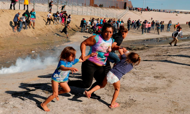 La Policía de EEUU repele con gas lacrimógeno a unos 500 migrantes de la caravana