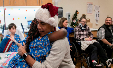 Obama reparte regalos a niños enfermos