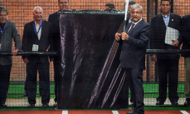 Inaugura AMLO Salón de la Fama del Beisbol; anuncia academias deportivas