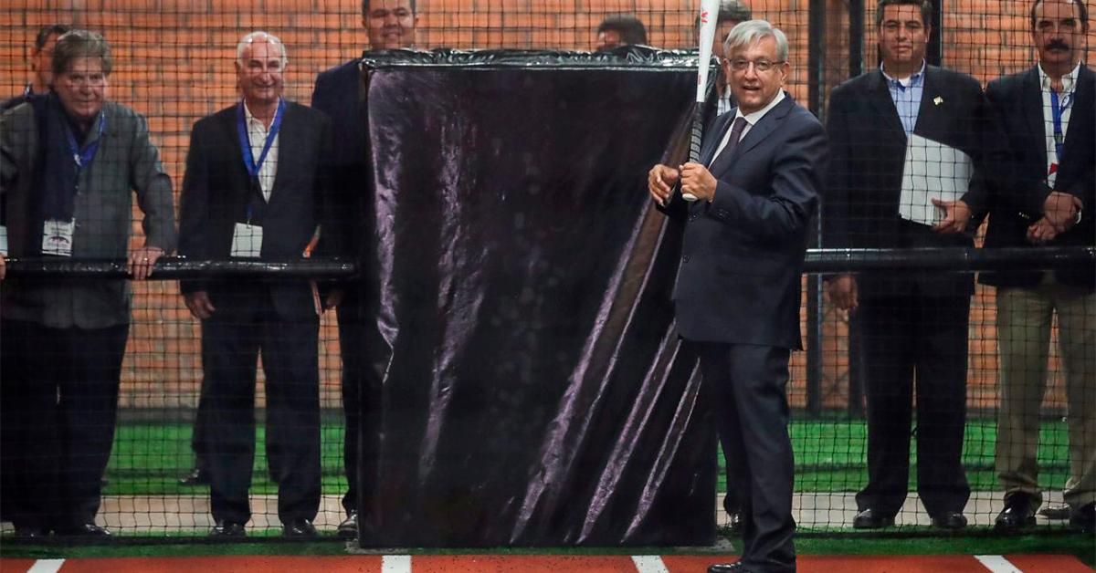 Inaugura AMLO Salón de la Fama del Beisbol; anuncia academias deportivas