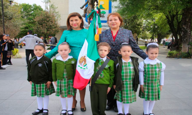Abandera Cristina planteles educativos de nivel básico
