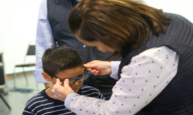 ENTREGA CRISTINA DÍAZ LENTES GRADUADOS A ALUMNOS DE PRIMARIA