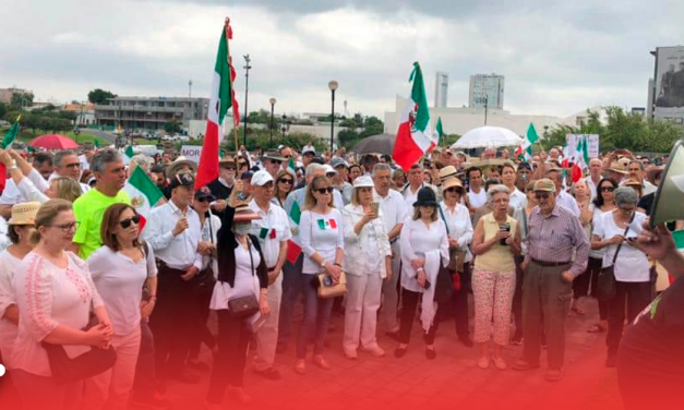 Piden regios renuncia de AMLO