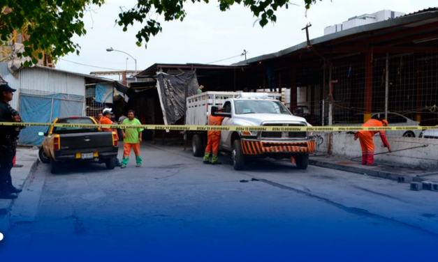 Desalojan a puesteros de calles aledañas a Pulga Mitras