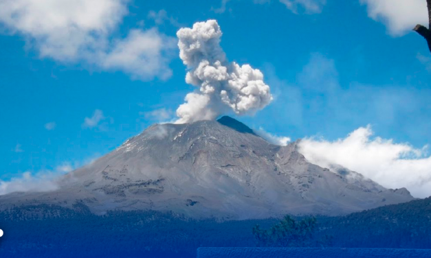 Popocatépetl explota y lanza ceniza en medio de contingencia ambiental