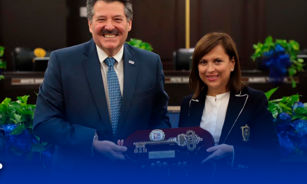 Recibe Cristina Díaz las llaves de laredo, Texas