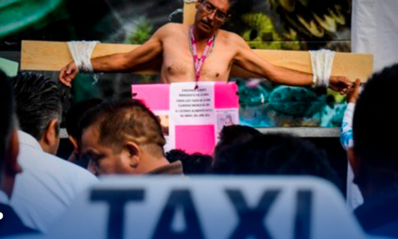“Ridículos”, se crucifican, bloquean calles, Taxistas van contra Uber, Cabify y Didi