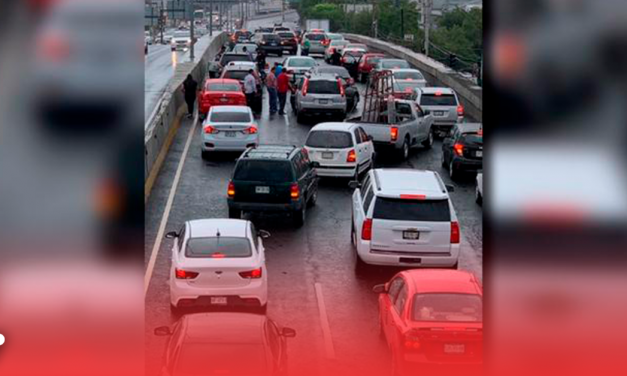 Lluvia deja carambola de 25 vehículos en Garza Sada