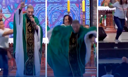 Mujer empuja a sacerdote durante misa