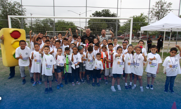 POLICÍAS DEJAN LAS ARMAS POR DIVERSIÓN Y APRENDIZAJE CON NIÑOS