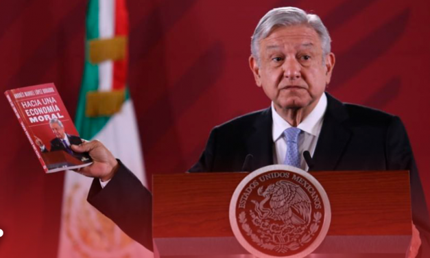 AMLO presume su libro ‘Hacia una economía moral’