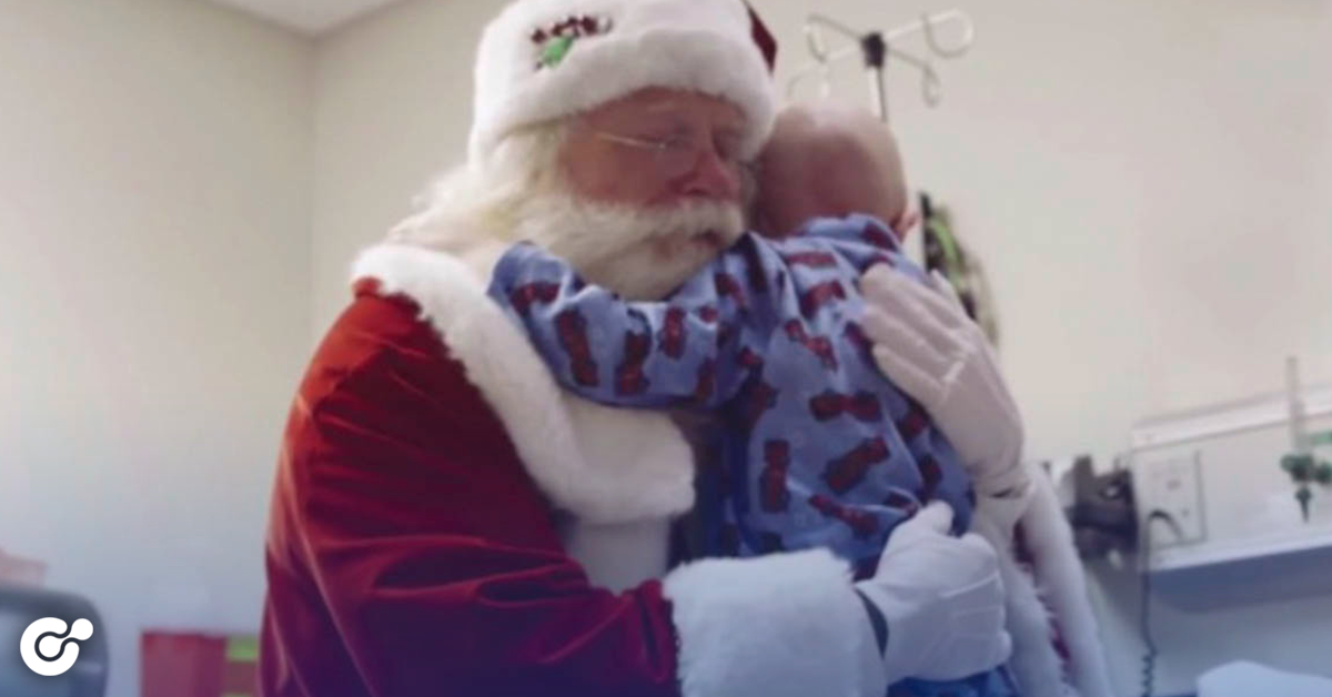 Niño con cáncer terminal muere en brazos de Santa