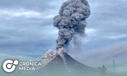 Fuerte erupción de volcán en Indonesia esparce grandes cantidades de cenizas en aldeas aledañas