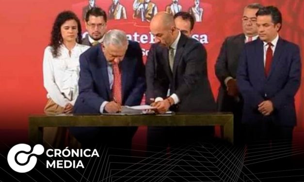 AMLO firmó iniciativa de ley para “regular” el outsourcing
