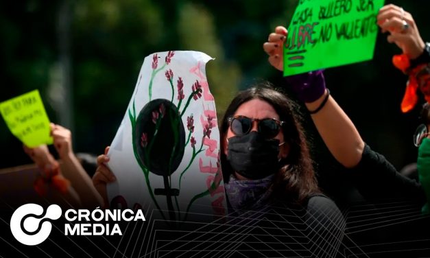 Mujeres protestan frente a Palacio Nacional