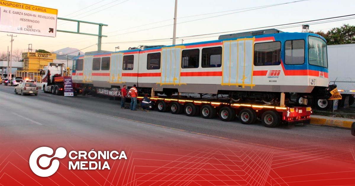Vagones del Metro de Monterrey cerca de su destino final