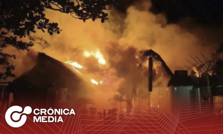 Fuerte incendio en zona hotelera de Tulum arrasa con locales comerciales