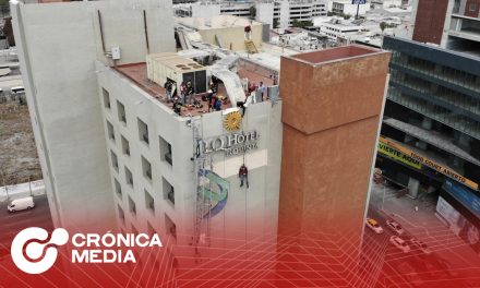 Rescatan a trabajador tras caer andamio en un hotel de Monterrey