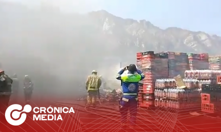 Incendio consume tres bodegas en Santa Catarina; desalojan a 65 trabajadores