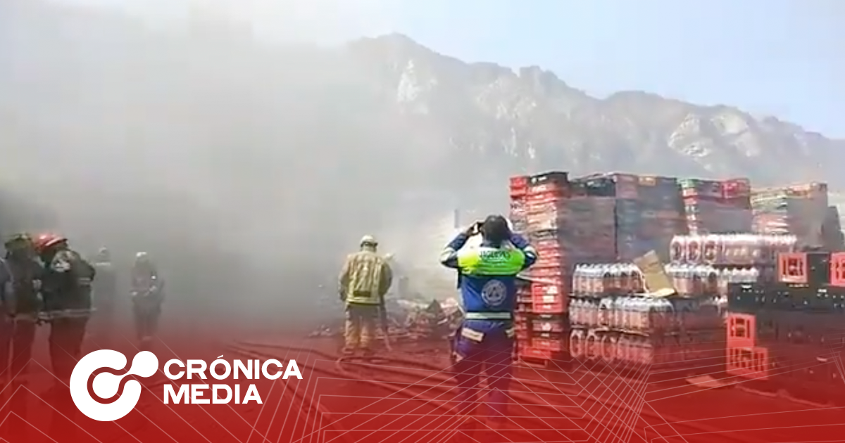Incendio consume tres bodegas en Santa Catarina; desalojan a 65 trabajadores